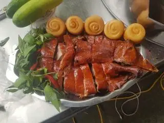 Hình ảnh Vịt quay da giòn nửa con