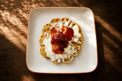 Hình ảnh Waffle Na Uy kèm mứt dâu Na Uy và sour cream