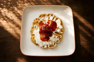 Hình ảnh Waffle Na Uy kèm mứt dâu Na Uy và sour cream