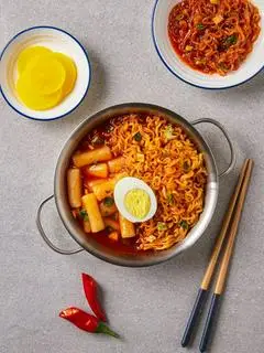 Hình ảnh Mì Tokbokki xúc xích Hàn Quốc