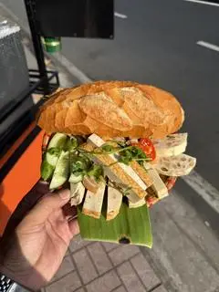 Hình ảnh Bánh mì chả kèm 1 nước suối