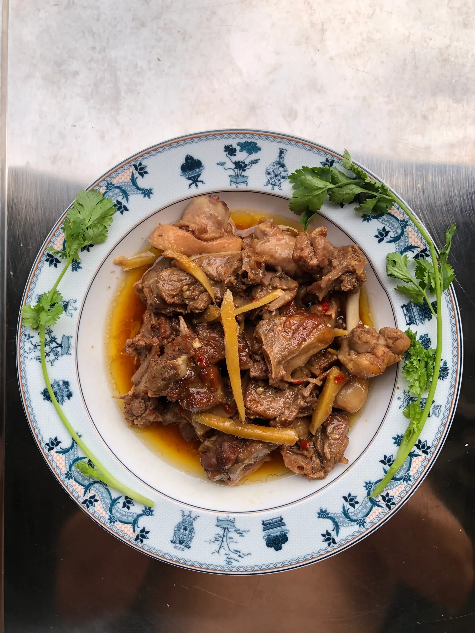 Hình ảnh cơm vịt kho gừng + rau xào + canh rau + trái cây 