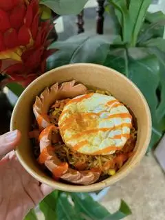 Hình ảnh mì trộn indomie + xúc xúch + trứng ốp + rau củ 