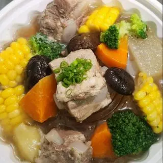 Hình ảnh canh sườn heo hầm rau củ phong cách hàn quốc.