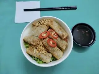 Hình ảnh Bún trộn chả giò thịt heo - Aquafina hoặc pepsi