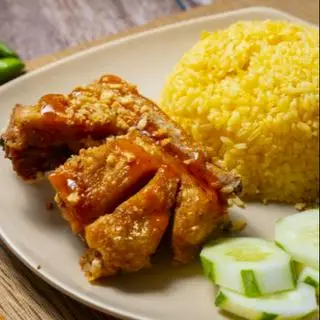 Hình ảnh cơm gà xối mỡ má đùi 