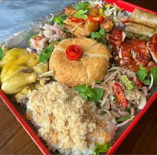 Hình ảnh   gà ta quay 1 con +1/2 gà ta luộc +nem rán +bê xào +chân gà ủ muối hoa tiêu +xôi chim câu +lòng mề xào +nộm +rau thơm gia vị c
