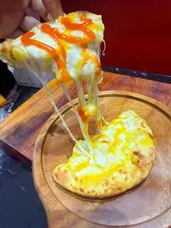 Hình ảnh Pizza single 3 loại phô mai ( size S )
