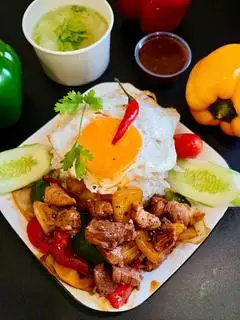 Hình ảnh Cơm bò lúc lắc đặc biệt - canh - trứng nhiều thịt