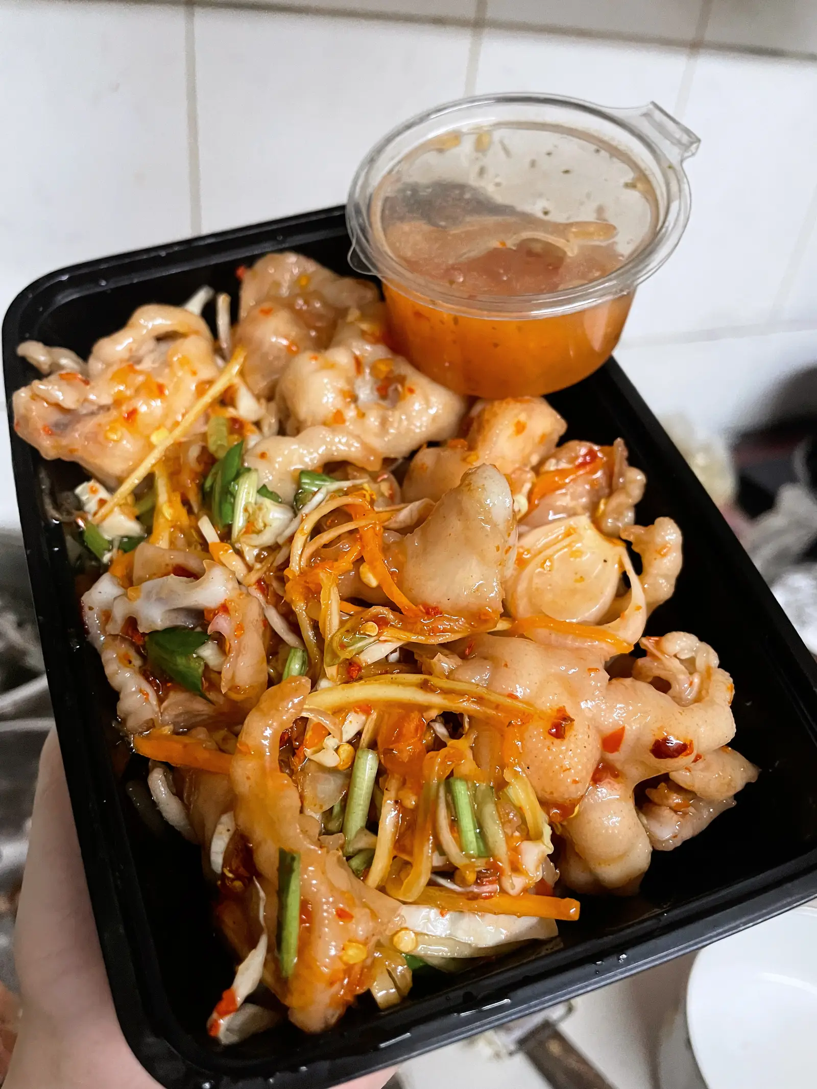 Hình ảnh Gỏi chân gà rút xương sốt thái