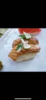Hình ảnh Nigiri cá ngừ nướng tái
