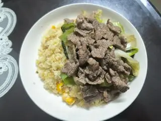 Hình ảnh Cơm chiên bò xào cải 
