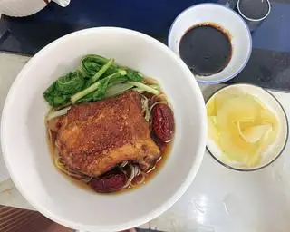 Hình ảnh Mì Gà Tiềm Má Đùi Hầm Mềm