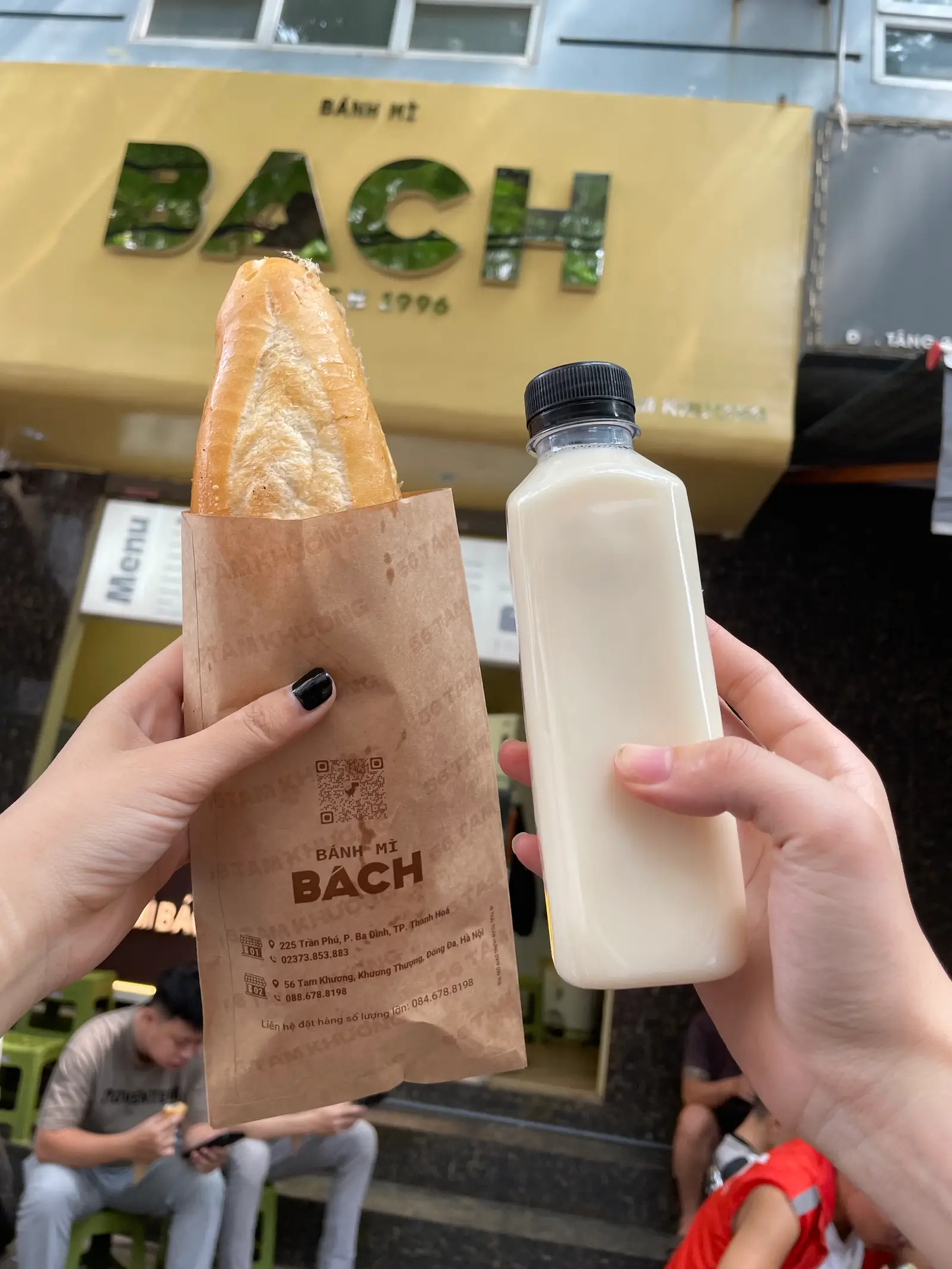 Hình ảnh Combo 1 Bánh mì pate ruốc - 1 Bánh mì heo quay