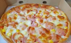Hình ảnh Pizza thanh cua, xúc xích ngô phô mai