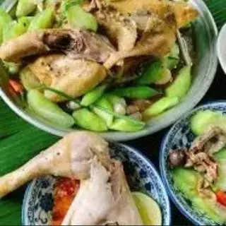 Hình ảnh Gà tre hấp mướp - 1 con