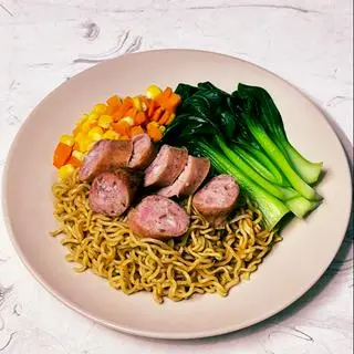 Hình ảnh Mì trộn lạp xưởng nướng đá
