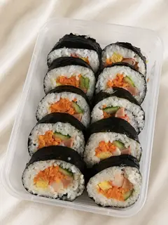 Hình ảnh Kimbap xúc xích thanh cua - 1 cuộn