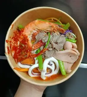 Hình ảnh mì cay trộn hải sản