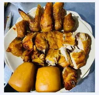 Hình ảnh Gà Quay Bánh Bao Nguyên con - Vị Cay Cay