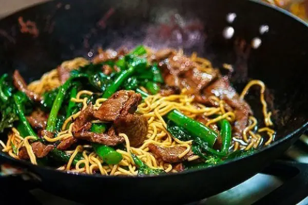 Hình ảnh Mì xào bò rau muống