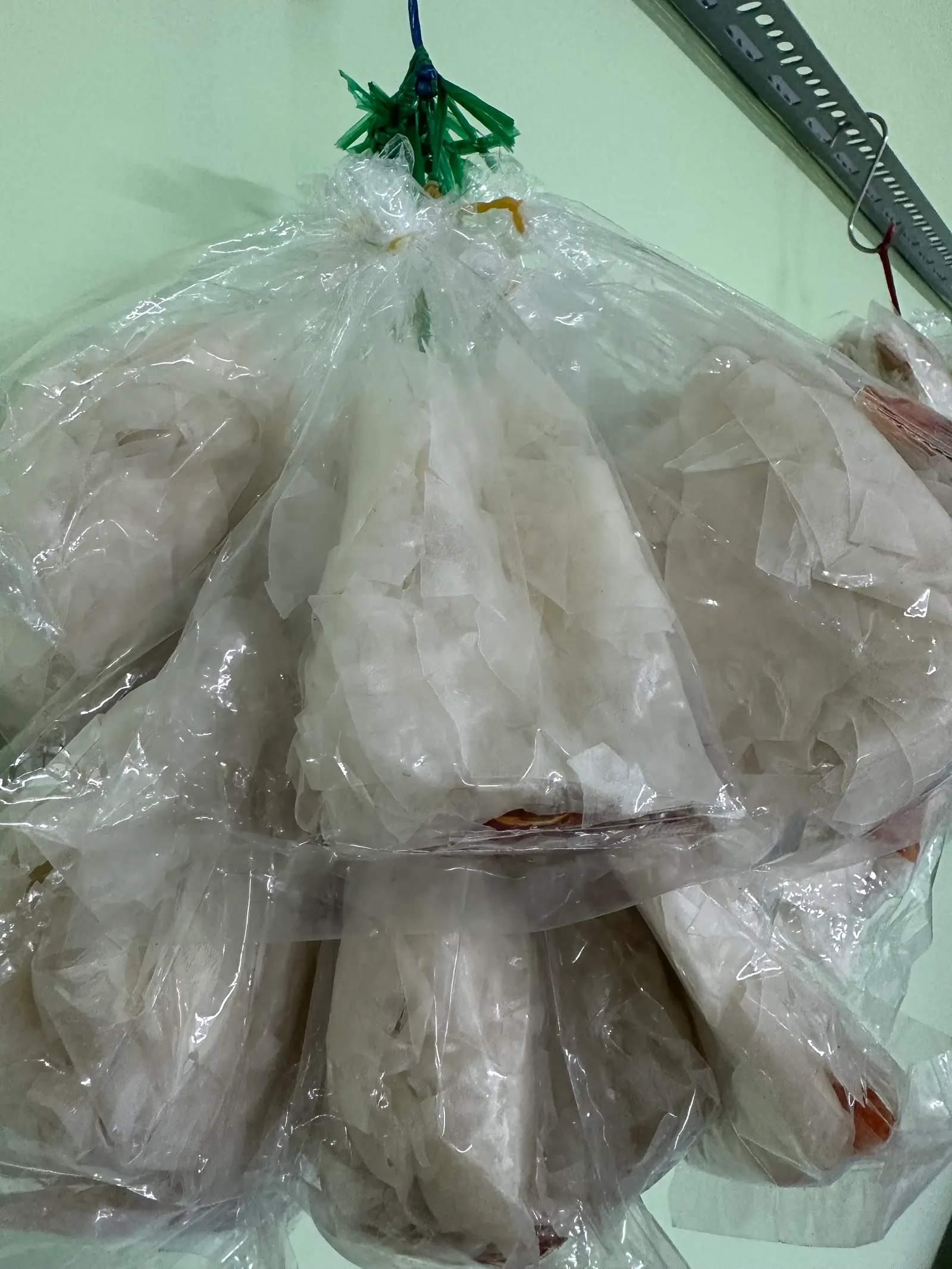 Hình ảnh 1 sâu bánh tráng sate lớn