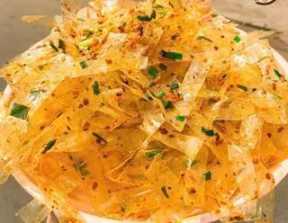 Hình ảnh bánh tráng trộn sate tỏi 2 trứng cút