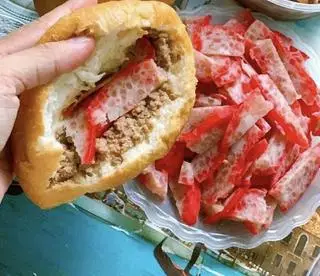Hình ảnh Bánh mì pate xúc xích đỏ