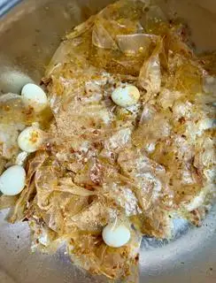 Hình ảnh Bánh Tráng Sate CAY ,  Tỏi  muỗi sặc tôm ( sate tỏi phi nhà làm ) ( 2 trứng cút ) 