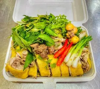 Hình ảnh Gà 1 con chặt - gỏi - lòng trứng - cháo