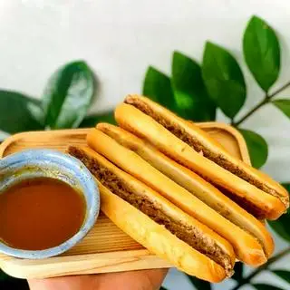 Hình ảnh Bánh mỳ que pate sét 5c