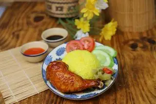Hình ảnh Cơm Gà Sốt Muối Ớt Nướng (Đùi Tỏi/Má Đùi)