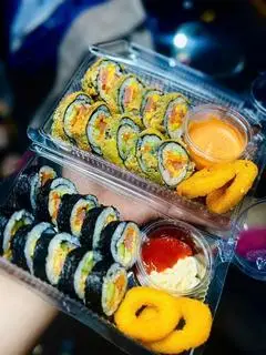 Hình ảnh Kimbap thường + mực vòng 