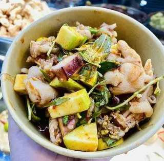 Hình ảnh Chân gà bạch tuộc sốt thái 