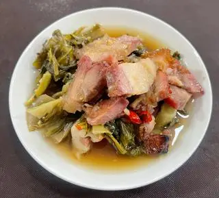 Hình ảnh Heo quay xào cải chua