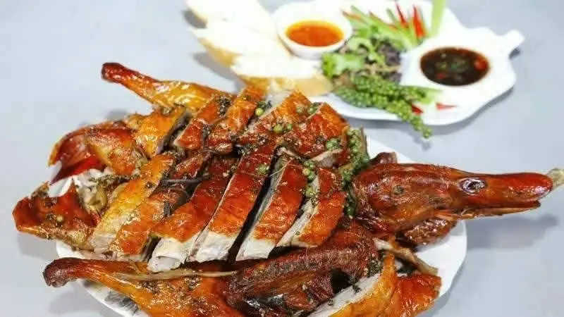 Hình ảnh Vịt nướng móc mật nguyên con 