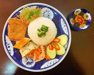 Hình ảnh cơm SƯỜN BÌ tặng kèm nước