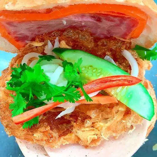 Hình ảnh Bánh mì cóc thịt chả - trứng chiên giòn