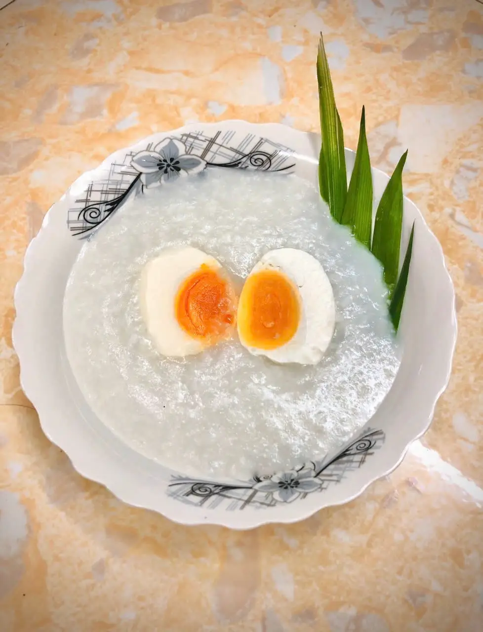Hình ảnh Cháo trắng + trứng muối