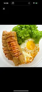 Hình ảnh Mì trộn chả cá cuộn xúc xích - trứng opla - salad
