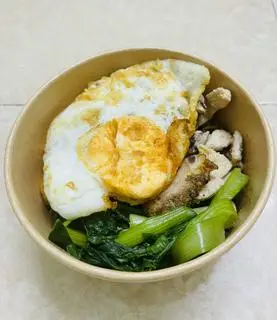 Hình ảnh Mì - rau củ - thịt gà rán - trứng ốp