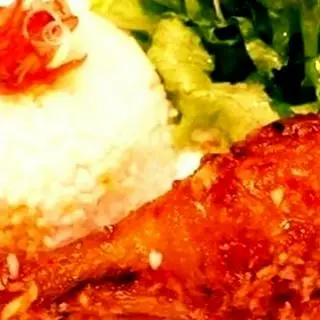 Hình ảnh Cơm đùi gà bì chả opla lạp xưởng nướng
