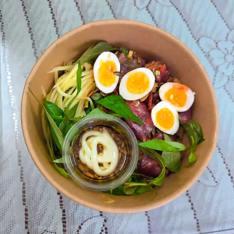 Hình ảnh Bánh tráng THANH LONG cuốn trứng cút lòng đào sốt chua cay đầy đủ topping