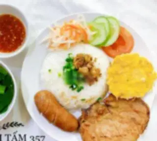 Hình ảnh Cơm sườn nạc (cốt lết), chả, lạp xưởng