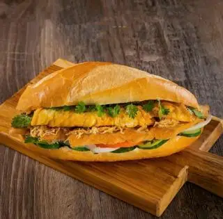 Hình ảnh Bánh mì thịt chả trứng ốp la