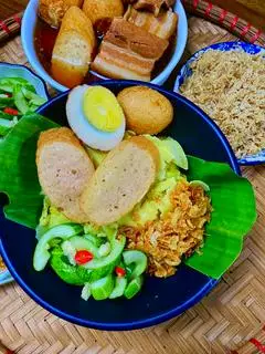 Hình ảnh Xôi chả kho + trứng