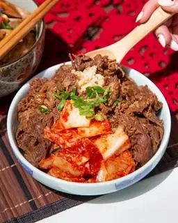 Hình ảnh cơm thịt bò trộn kimchi