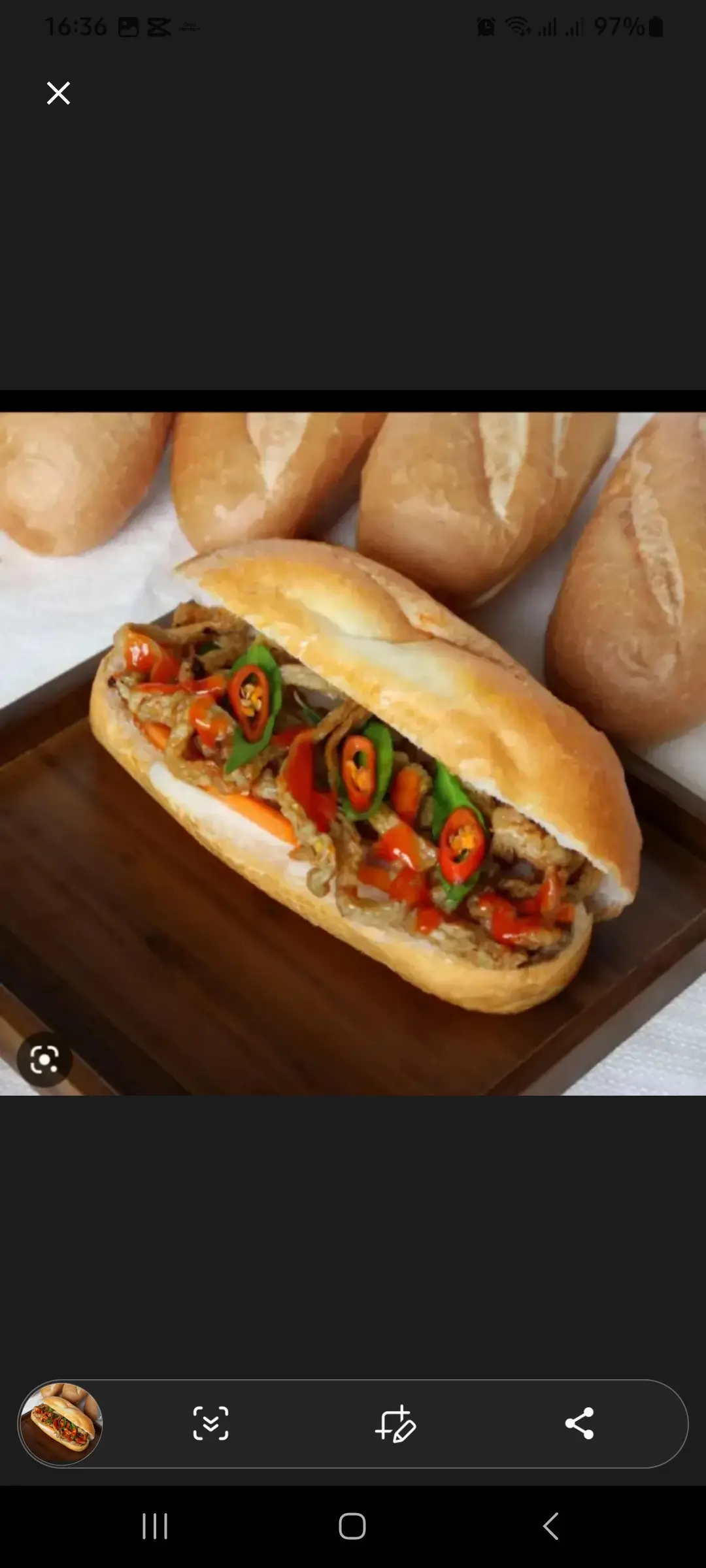 Hình ảnh bánh mì chả cá nóng giòn