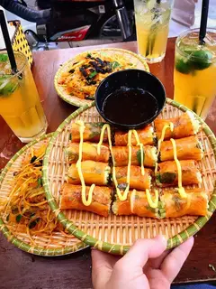 Hình ảnh bánh tráng đỏ cuốn trứng cút bơ hành phi xoài