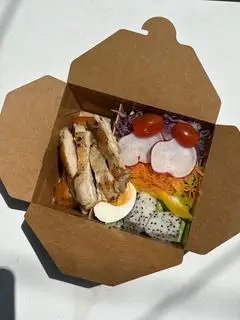 Hình ảnh Khoai Lang Mật Đùi Gà Nướng và Salad